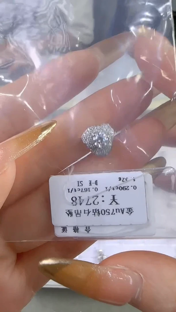 吊坠(不含链)钻石18K金镶嵌冰**梨228000