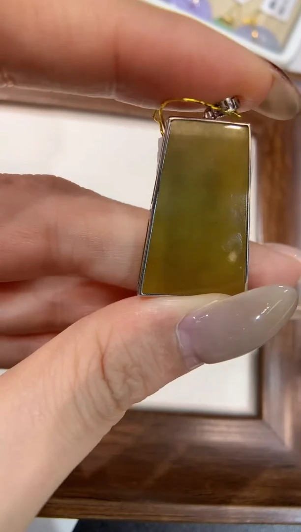 颈饰18K金镶嵌翡翠无事牌