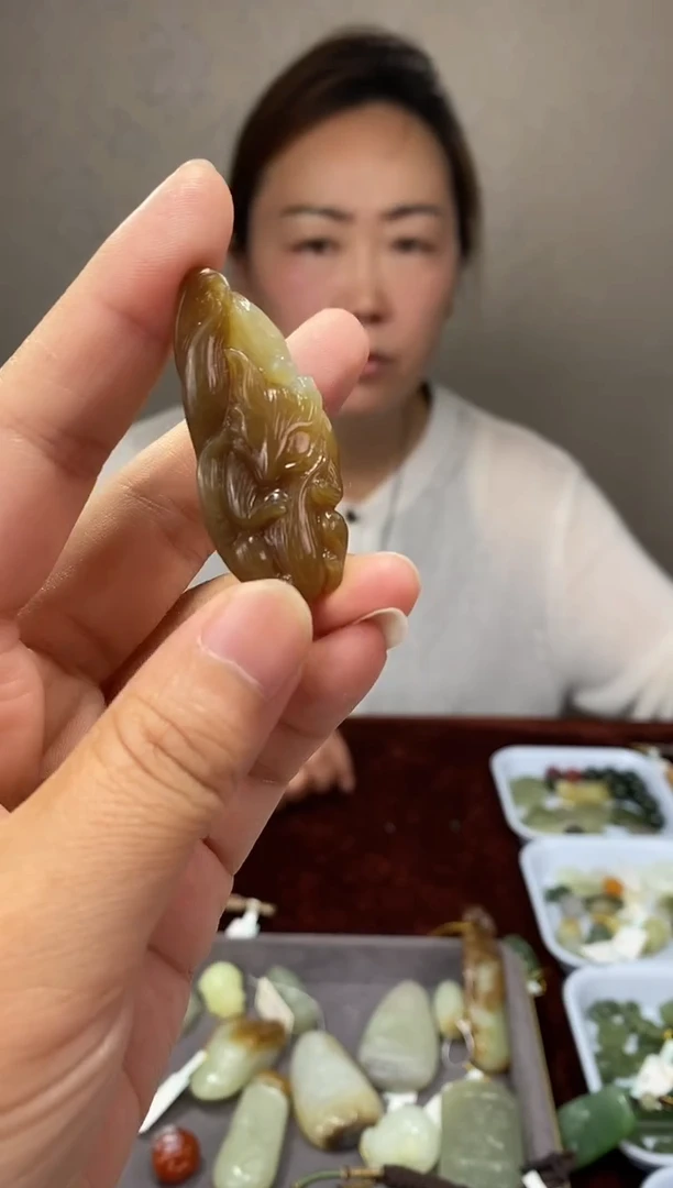 和田玉未镶嵌颈饰狐狸