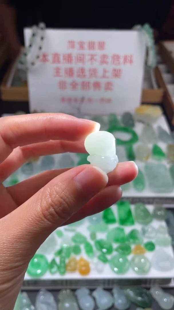 翡翠未镶嵌颈饰挂件其它+0