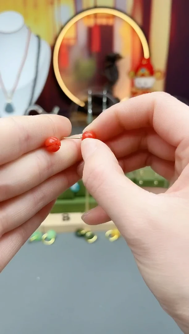 未镶嵌石英质玉（非洲翠）耳钉红色南瓜