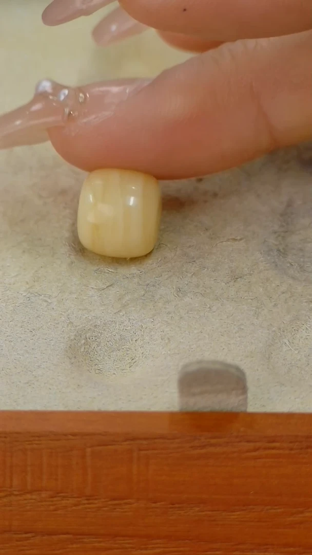 【闪购商品】蜜蜡裸石未镶嵌俄料微瑕10.4*9.2mm0.69克