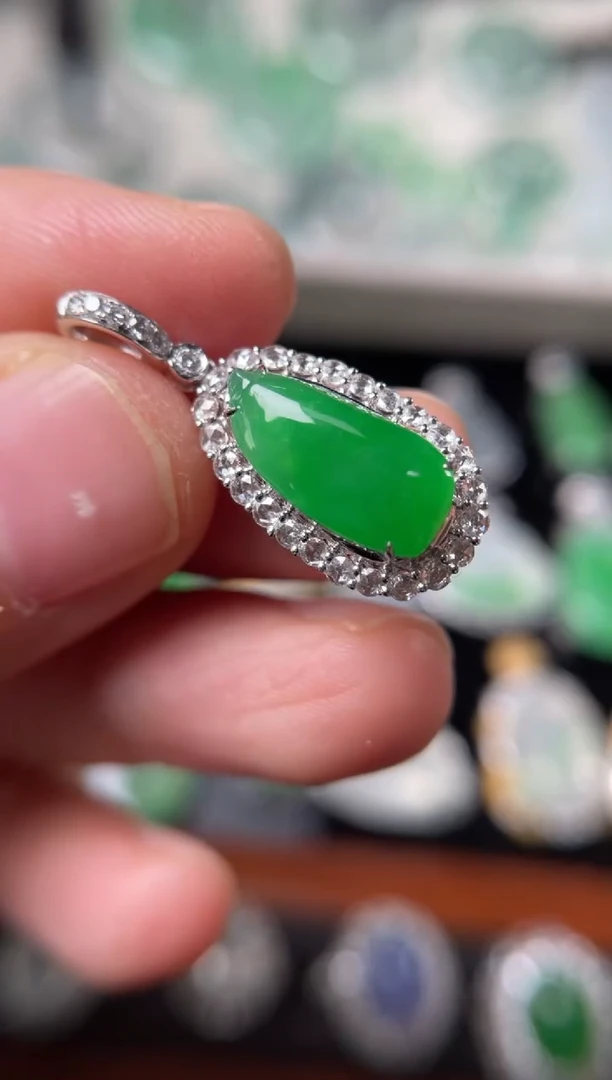 【闪购商品】翡翠颈饰18K金镶嵌缅甸翡翠钻石镶嵌福瓜