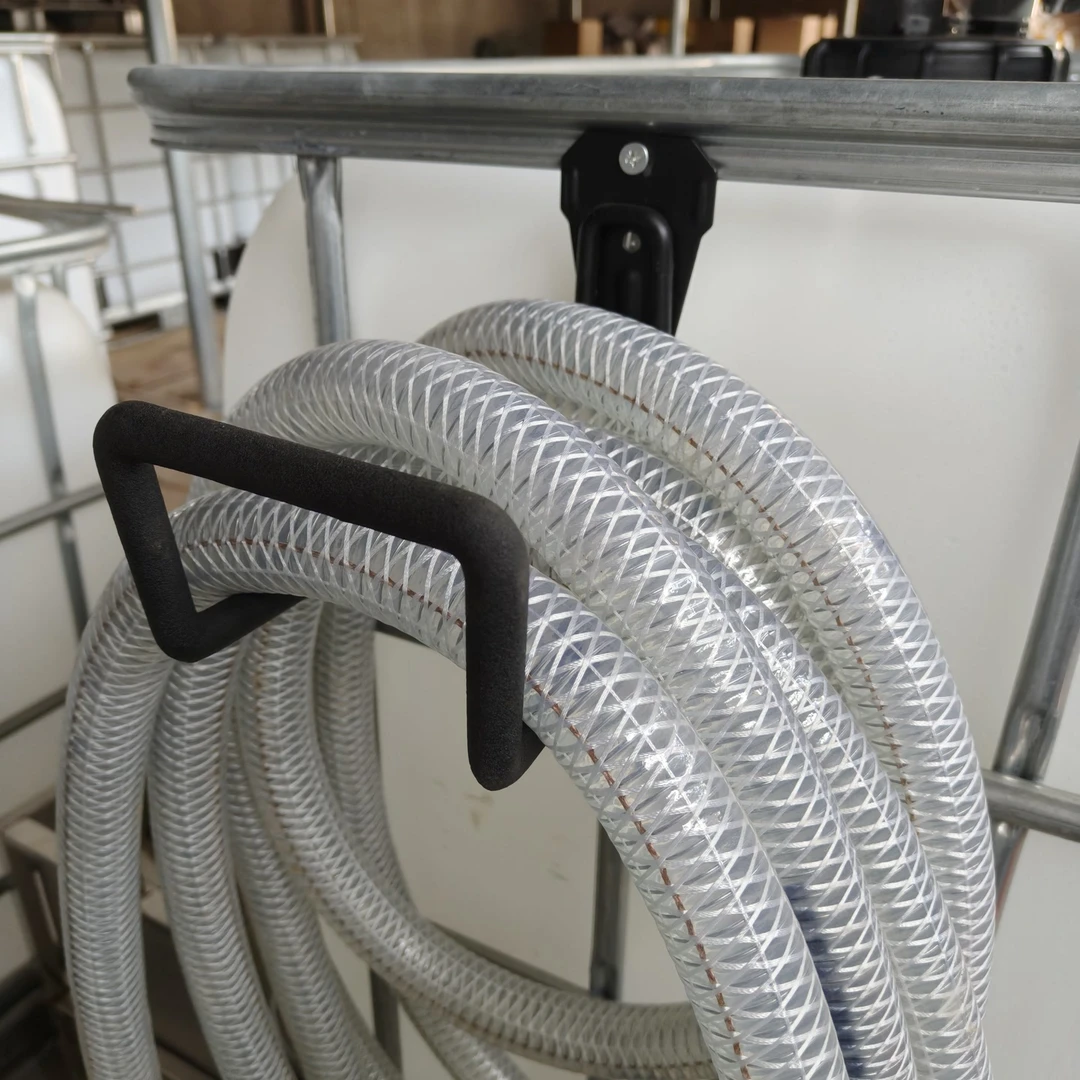 吨桶收纳管子挂架金属材质带保护套不磨管安装方便包胶加固挂钩