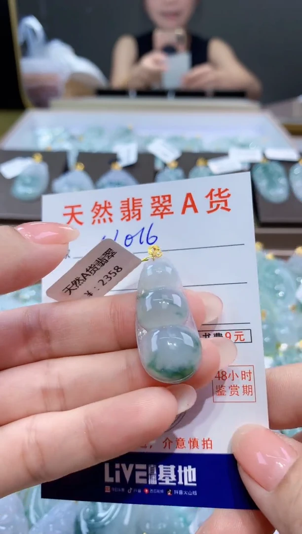 颈饰18K金镶嵌翡翠天然翡翠A货挂件