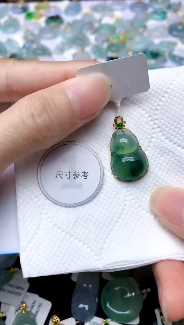 颈饰18K金镶嵌翡翠天然A货翡翠