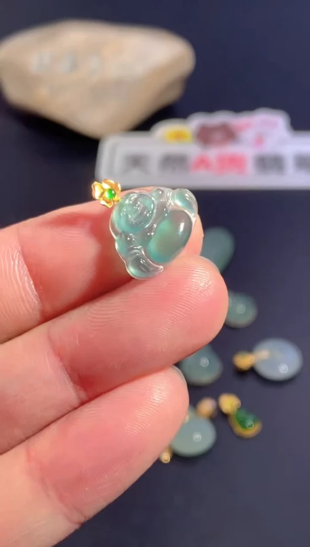 颈饰18K金镶嵌翡翠