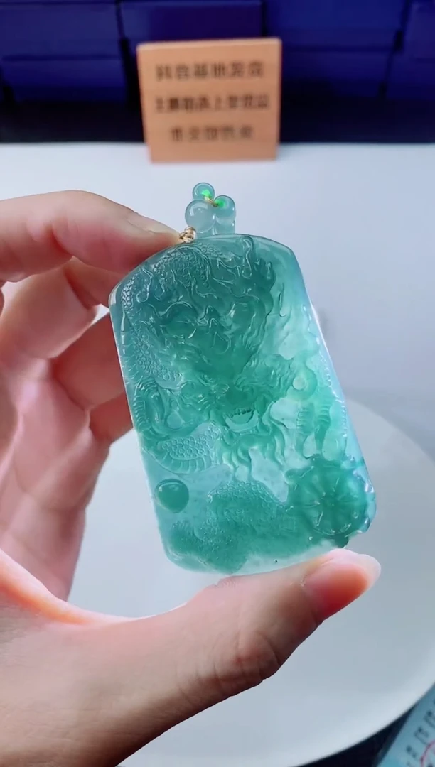 翡翠未镶嵌颈饰     `