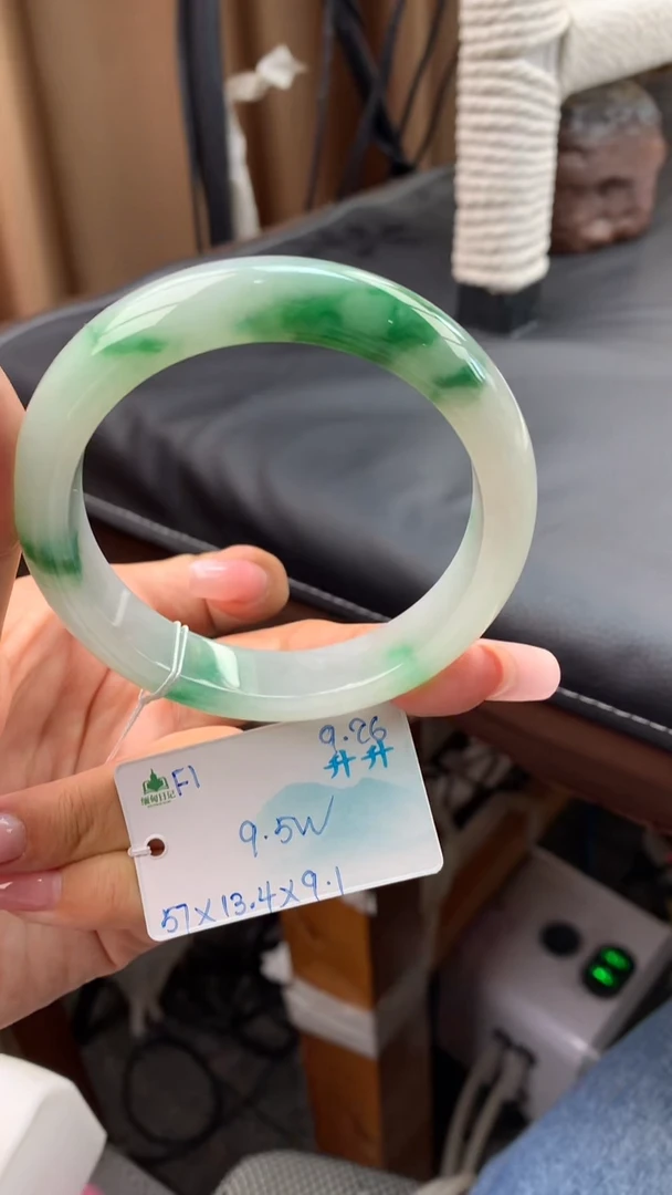 未镶嵌手镯翡翠自带#送人#，联系客服核对地址~