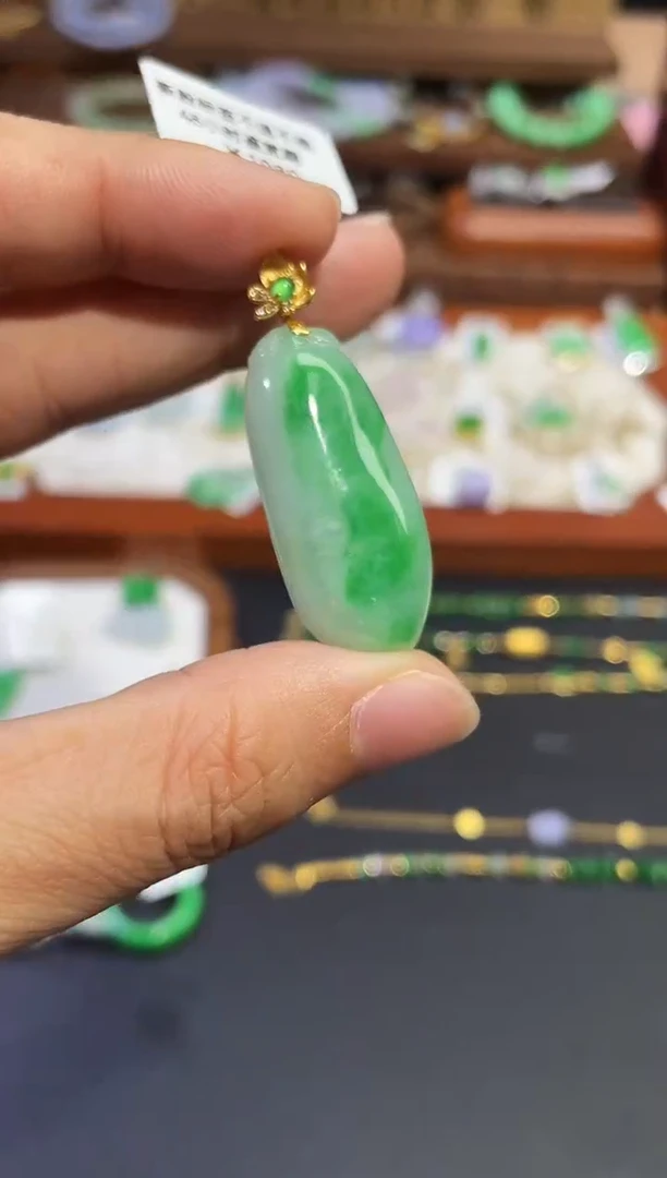 颈饰18K金镶嵌翡翠福瓜