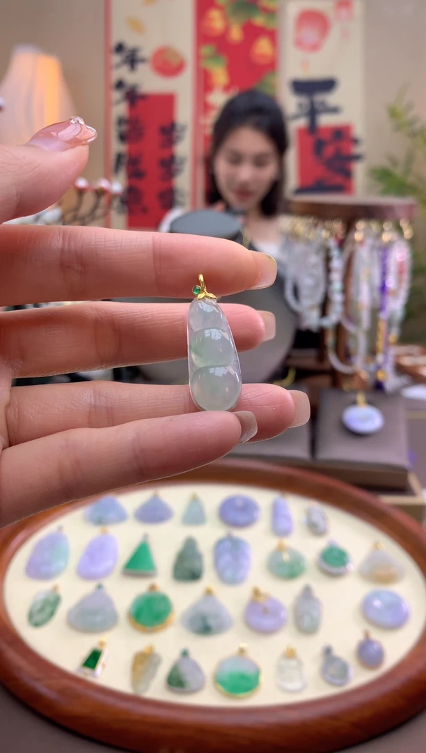 【闪购商品】翡翠颈饰18K金镶嵌豆子