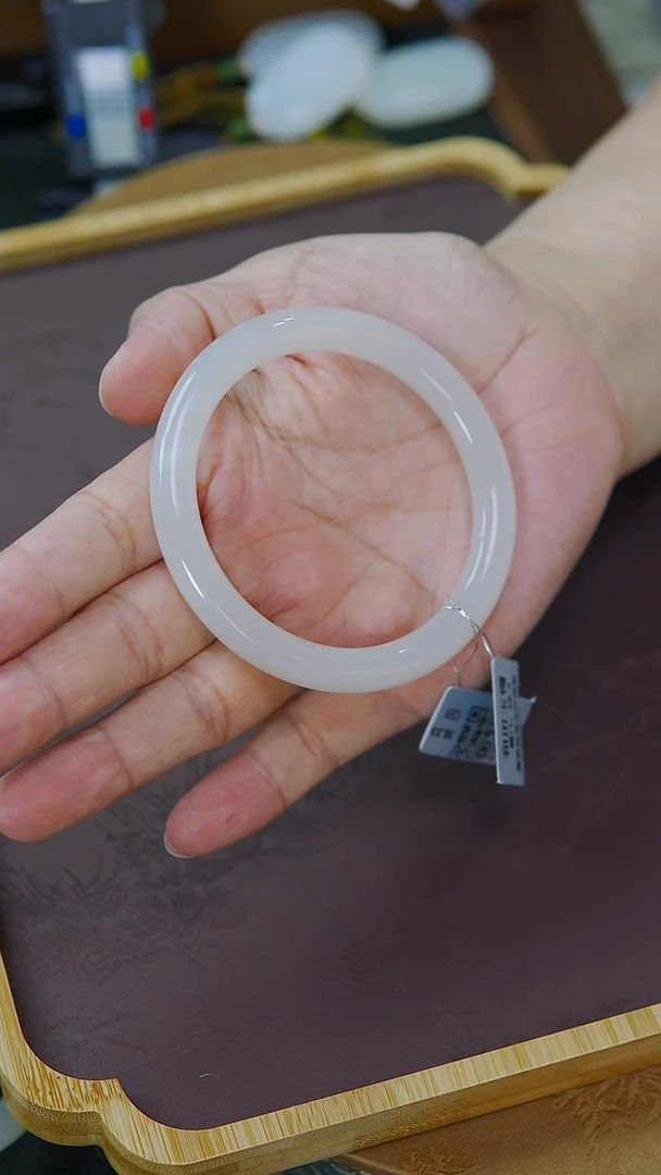 未镶嵌手镯和田玉59圈口 藕粉手镯捡漏