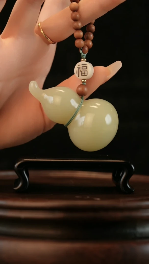 云南石竹叶青雕刻：手捻福禄