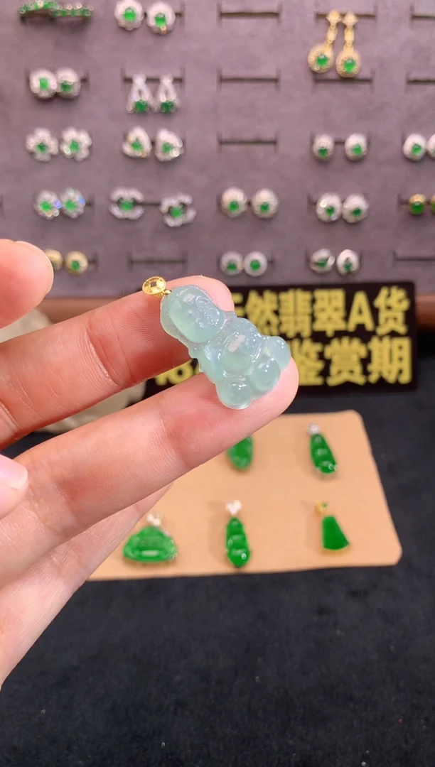 翡翠18K金镶嵌颈饰天然翡翠A货.源头工厂价福利价