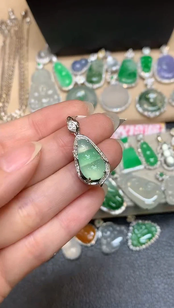 颈饰18K金镶嵌翡翠福豆【无服务费