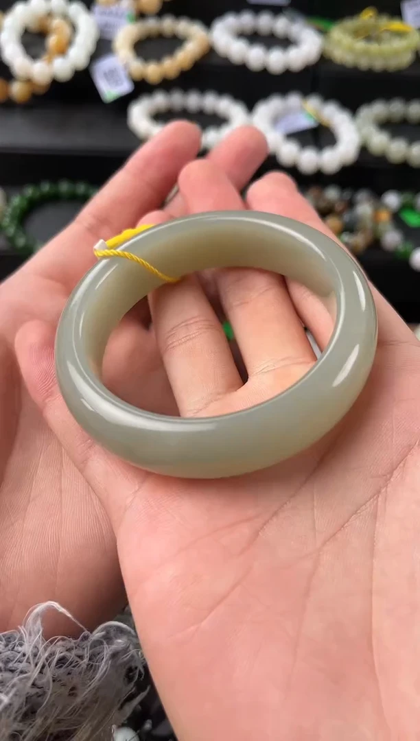 【闪购商品】和田玉手镯未镶嵌且末青白手镯56+圈口微色差