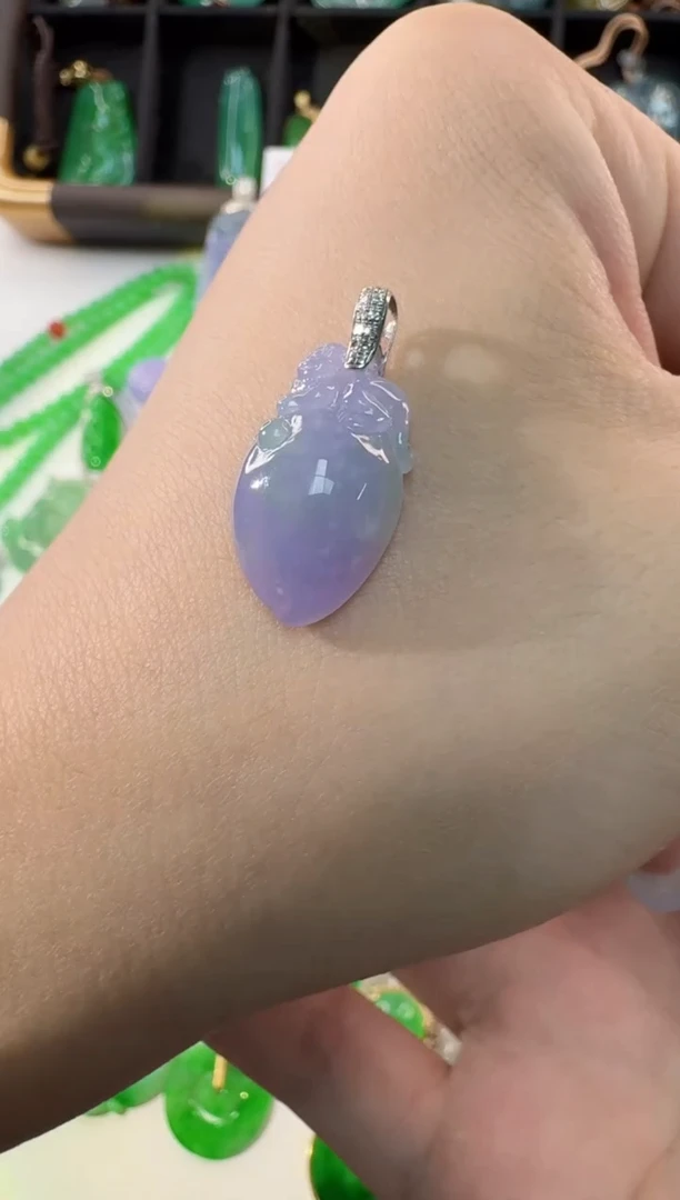 颈饰18K金镶嵌翡翠缅甸A货翡翠