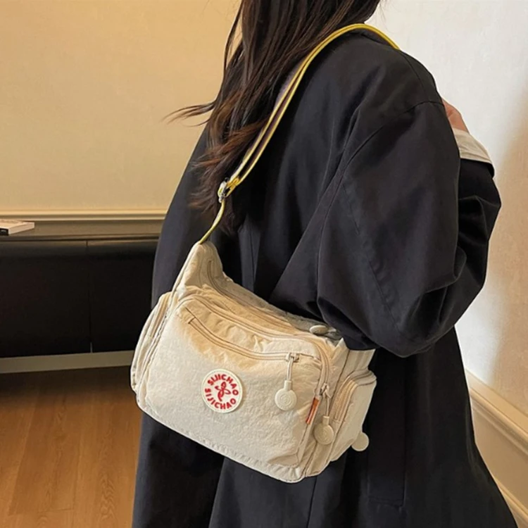 2025秋冬软料耐磨手感斜挎包小众复古软包女包字母夏季简约风休闲
