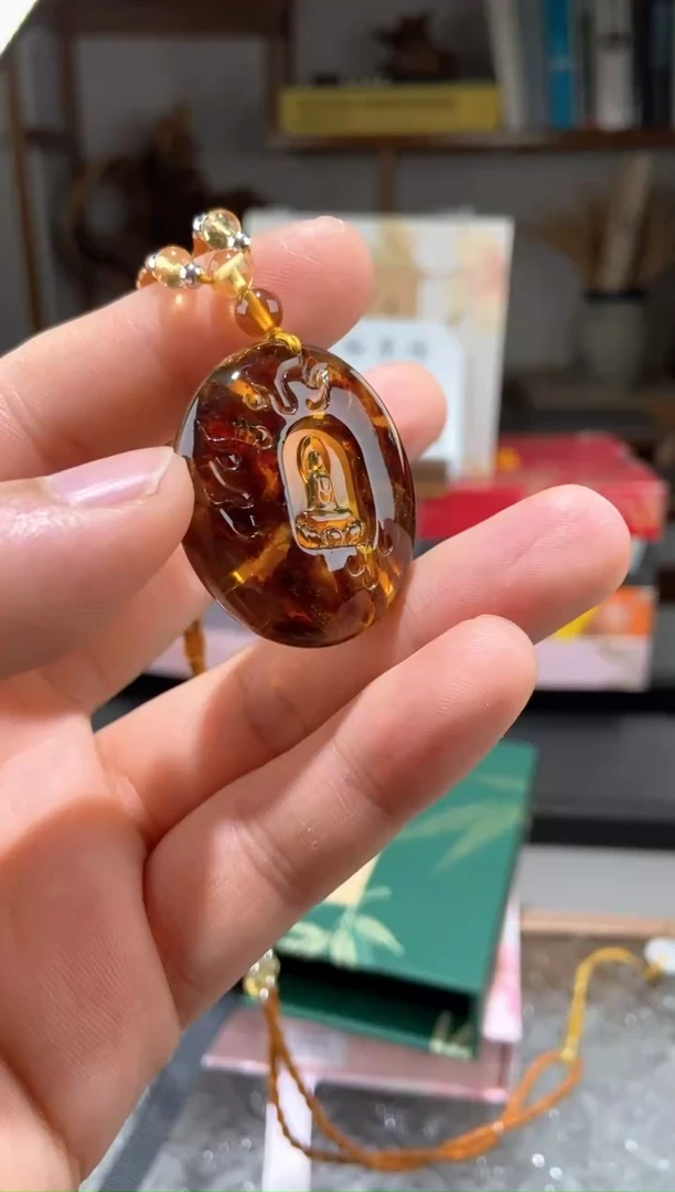 琥珀颈饰未镶嵌蓝珀底带红蜜巧雕悟道吊坠