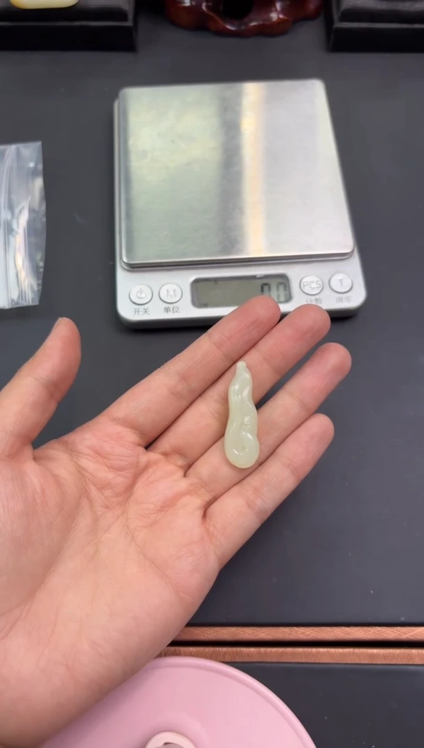 【闪购商品】和田玉吊坠(赠链)未镶嵌且末微色差迪克兰吊坠L