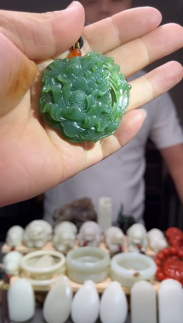 颈饰未镶嵌和田玉吊坠