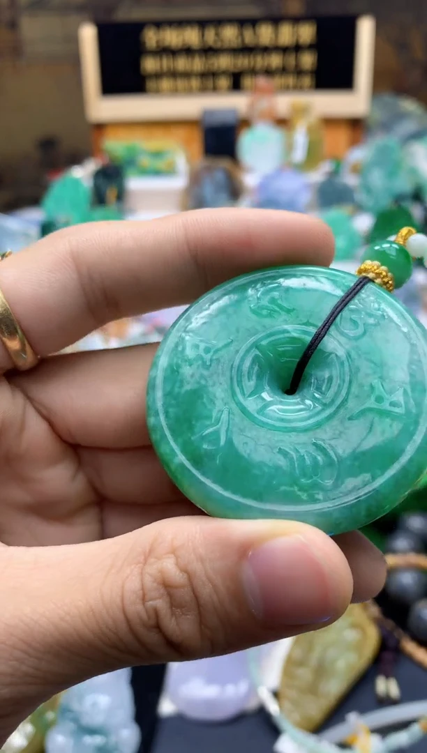 颈饰未镶嵌翡翠是**?天然A货翡翠