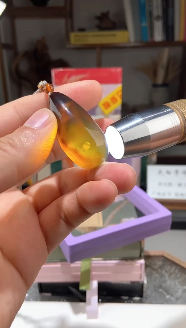 琥珀颈饰未镶嵌金棕红带水胆随形