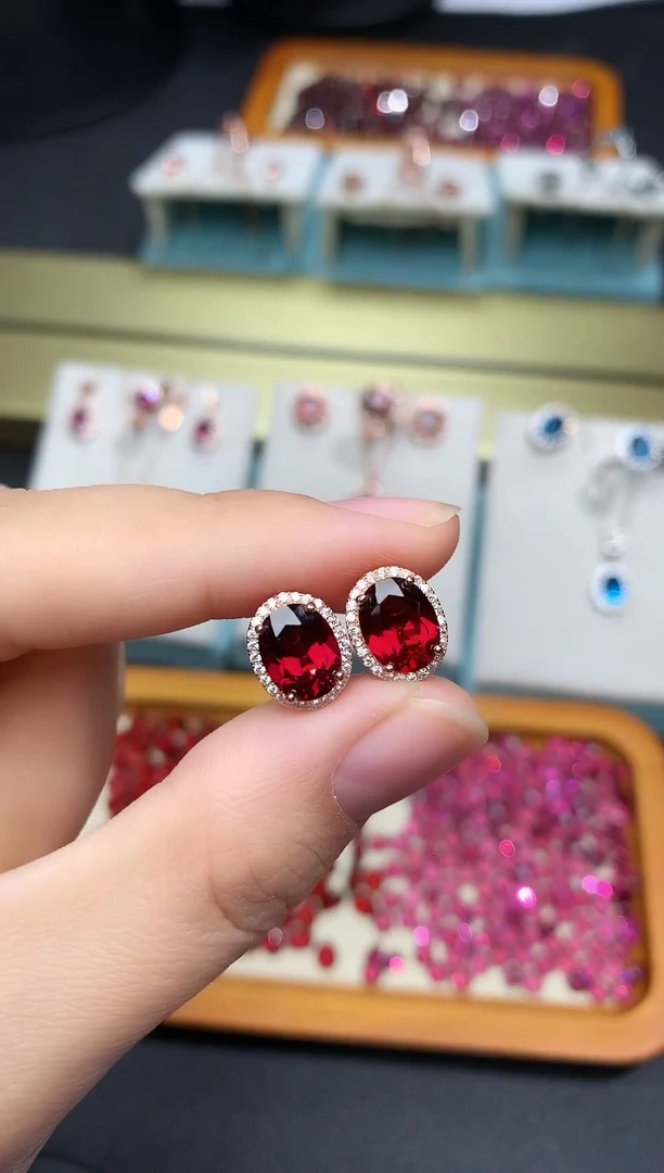 银S925镶嵌耳钉石榴石天然