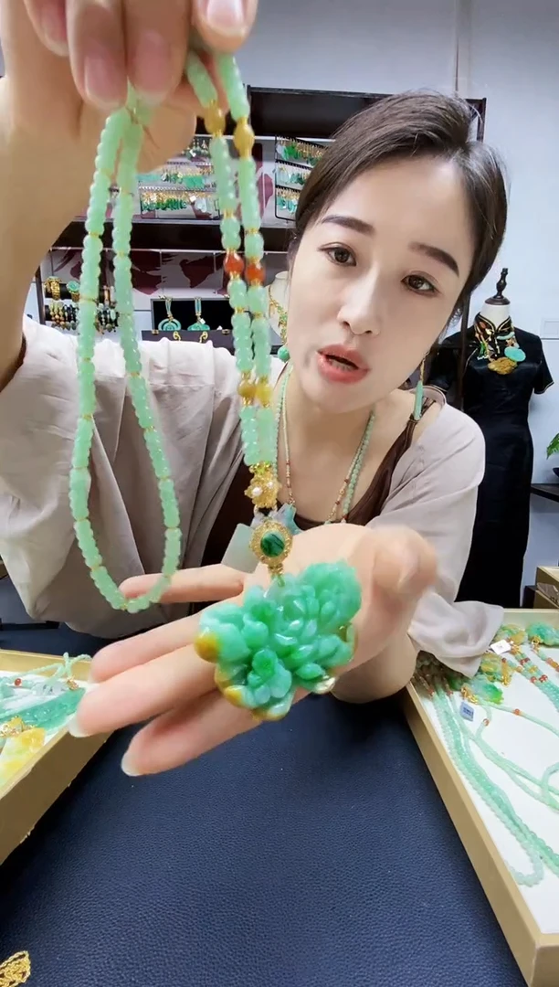 颈饰未镶嵌翡翠吊坠