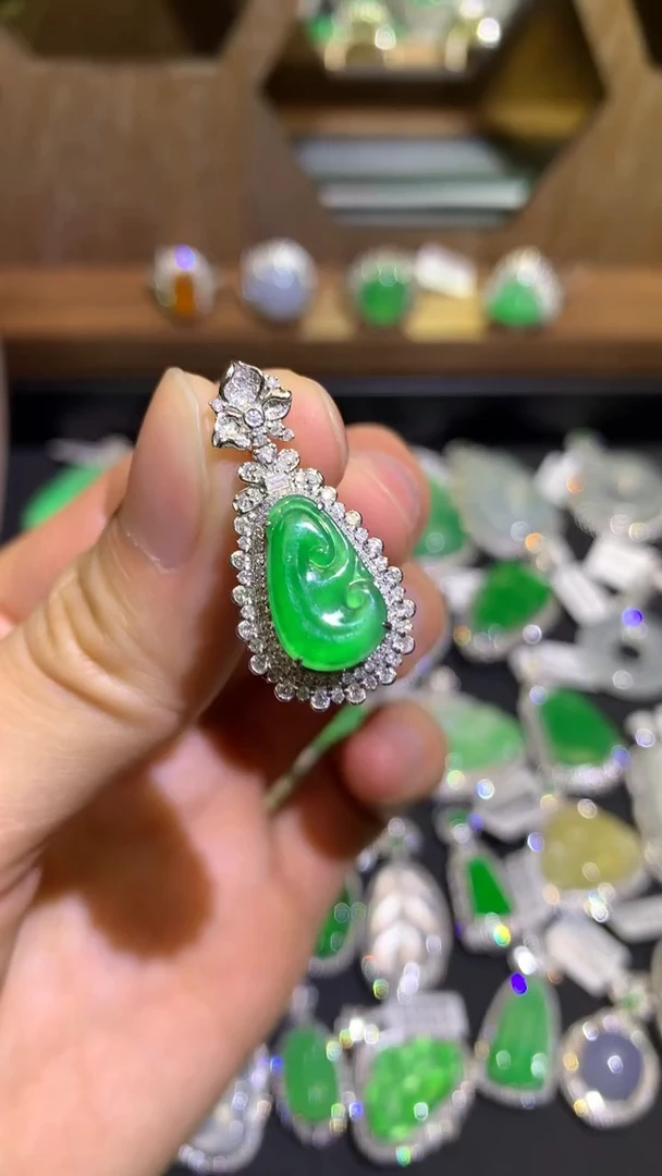 【闪购商品】翡翠吊坠(不含链)18K金镶嵌吊坠