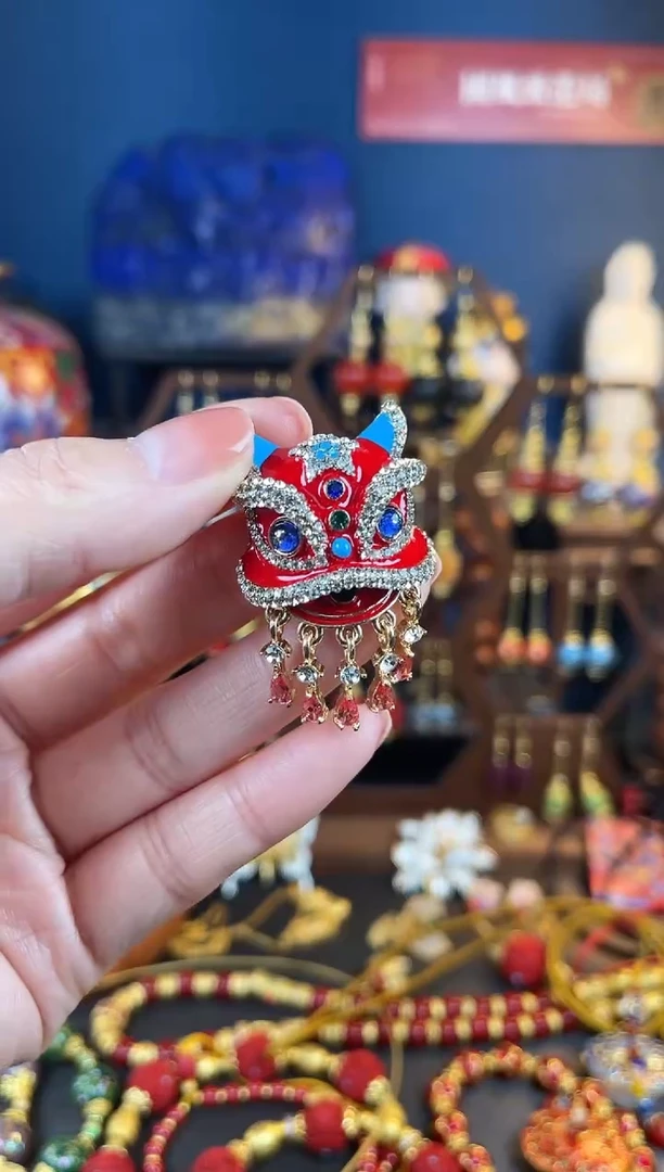 【闪购商品】382号醒狮红色珐琅流苏胸针