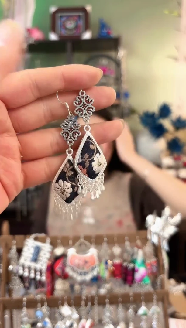 彩云南阁非遗老绣苗银饰品135