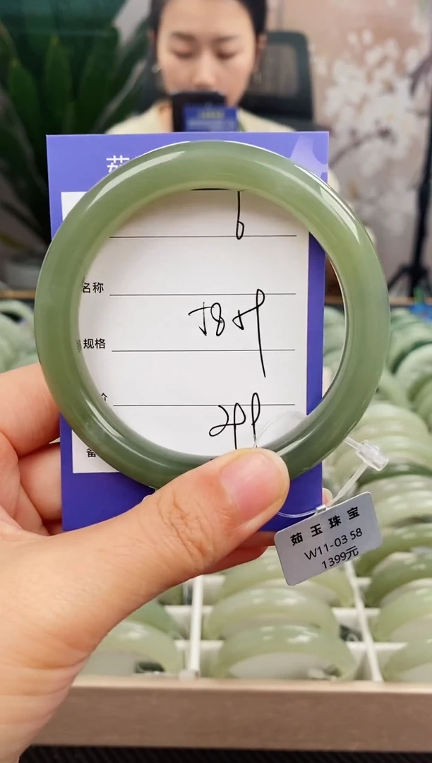 未镶嵌手镯和田玉微色差6