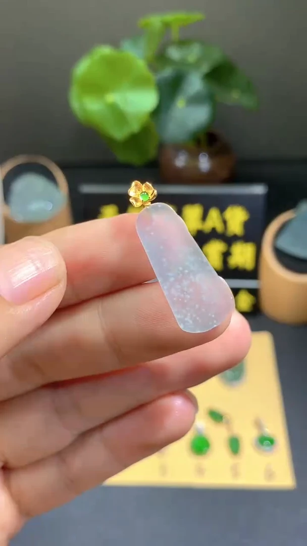 翡翠18K金镶嵌颈饰翡翠A货