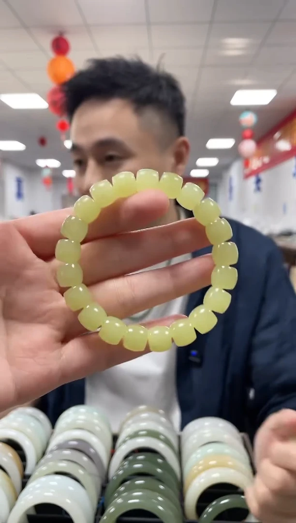 未镶嵌手链和田玉高品黄玉极限弧卡10手串一条