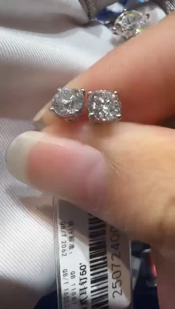 铂Pt950镶嵌合成钻石耳饰四爪耳钉1ct