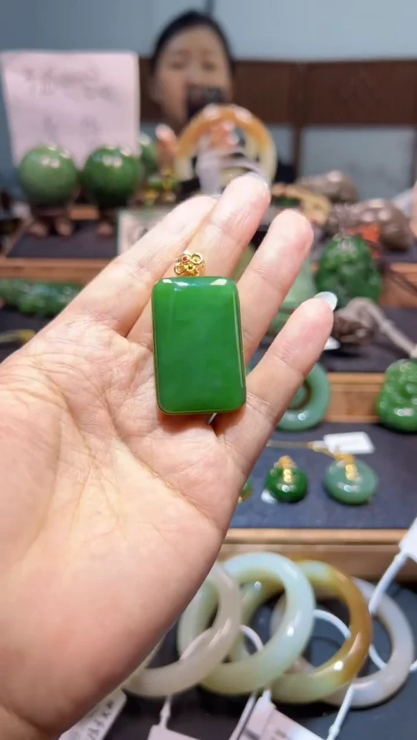 颈饰18K金镶嵌和田玉（碧玉）1