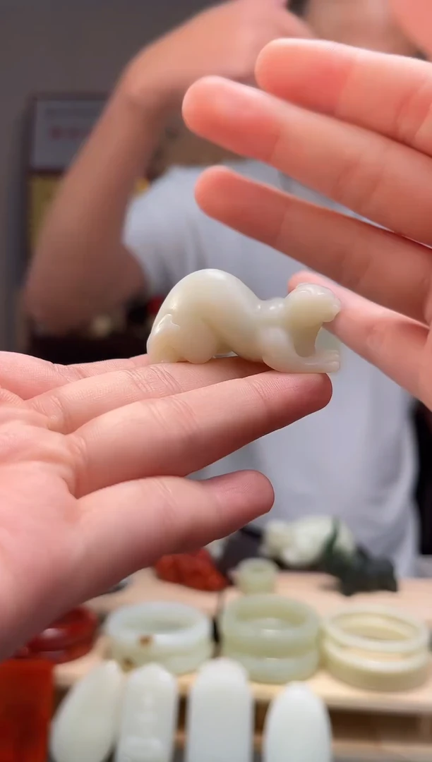 颈饰未镶嵌和田玉吊坠