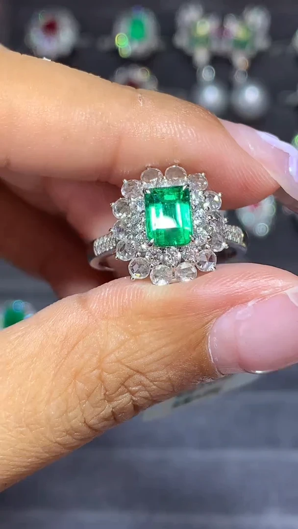 18K金镶嵌戒指祖母绿1CT