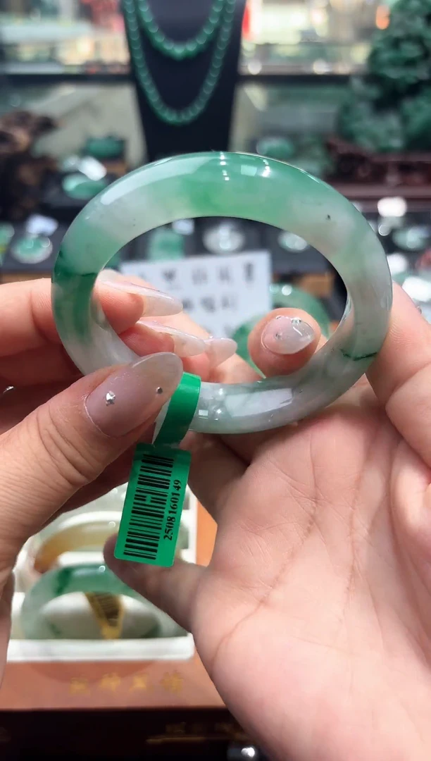 未镶嵌手镯石英质玉（非洲翠）手镯