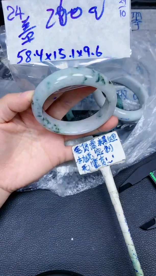 未镶嵌定制翡翠瓶*24毛货需精细抛光手镯拍一发一