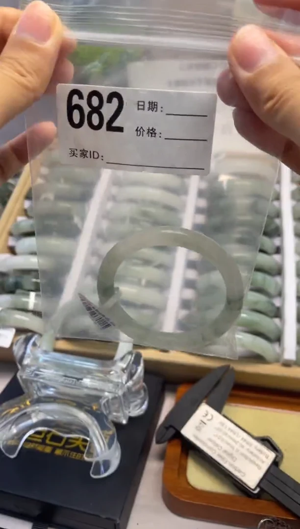 石英质玉（天山翠）手镯未镶嵌682