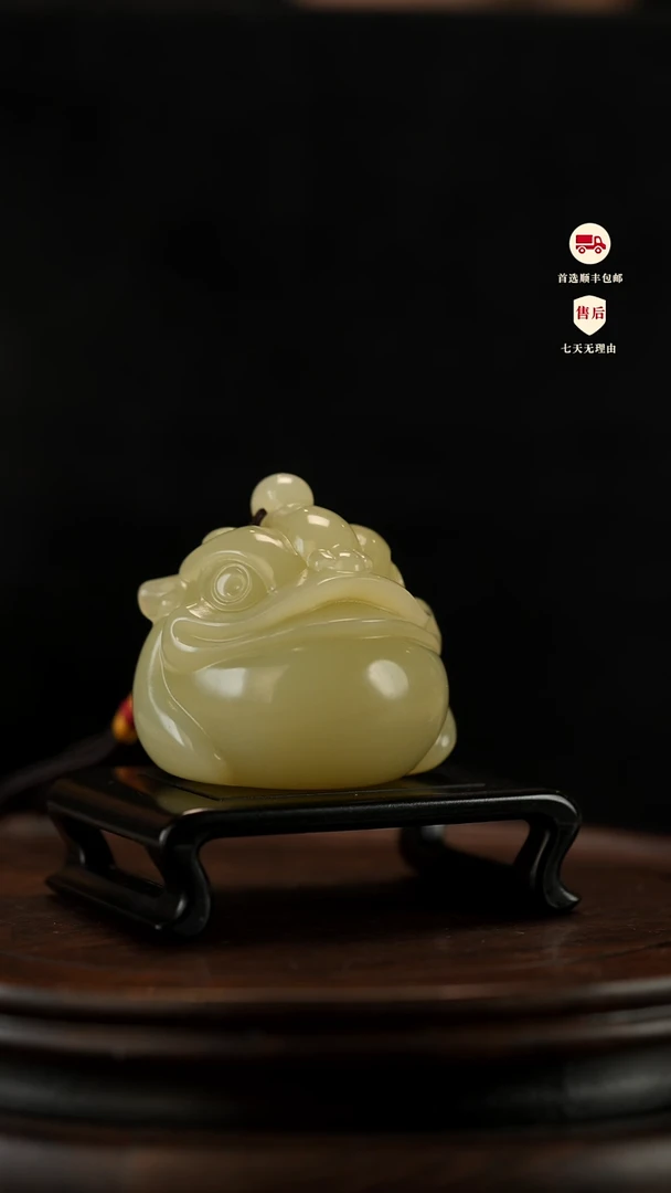 云南石竹叶青雕刻：纳福金蟾手把件摆件