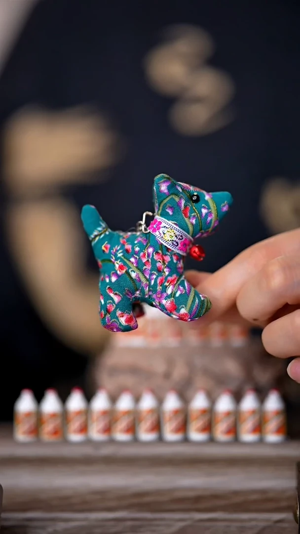 刺绣黔东南苗族刺绣小狗（颜色混发）