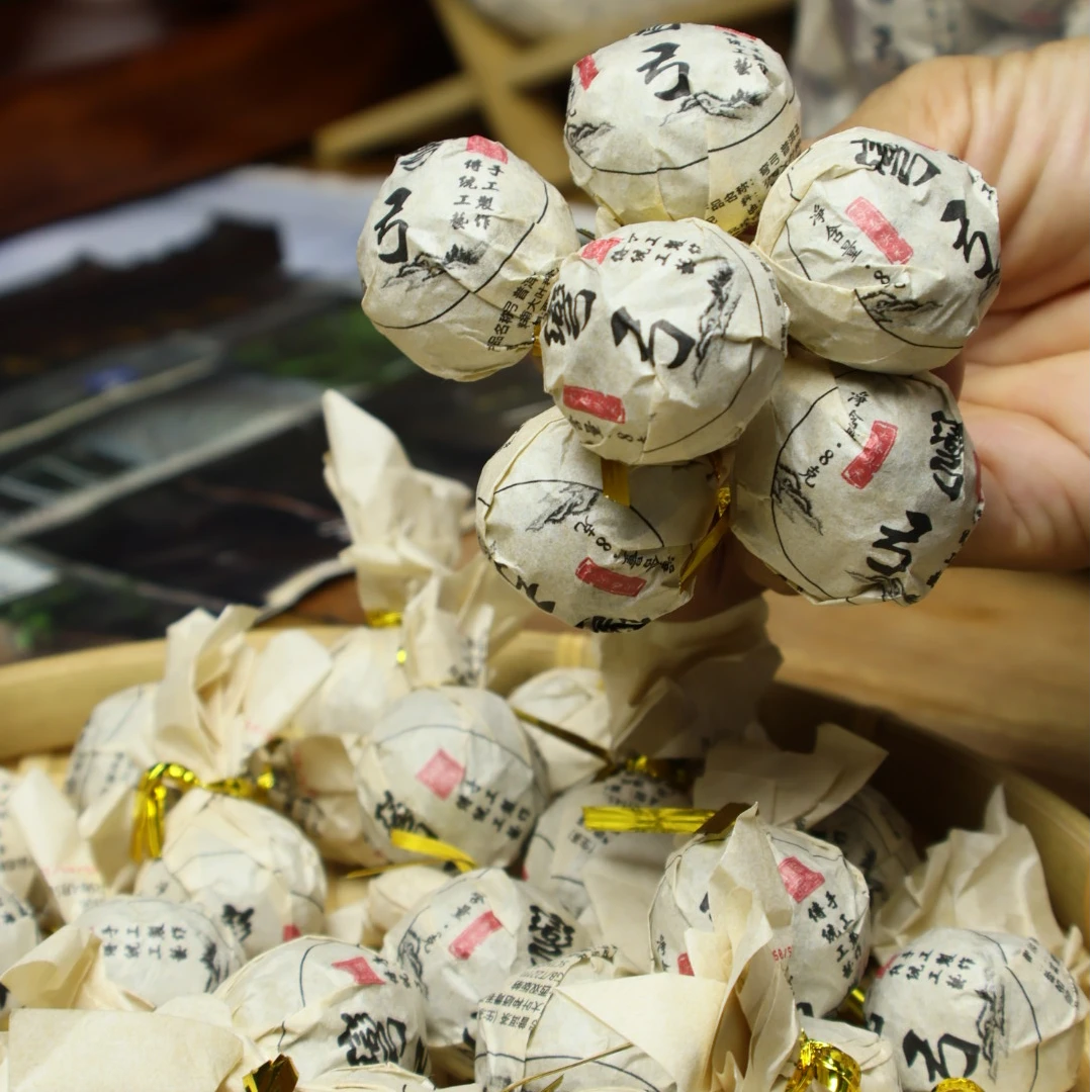 2025年弯弓古树头春龙珠15颗普洱生茶小龙珠