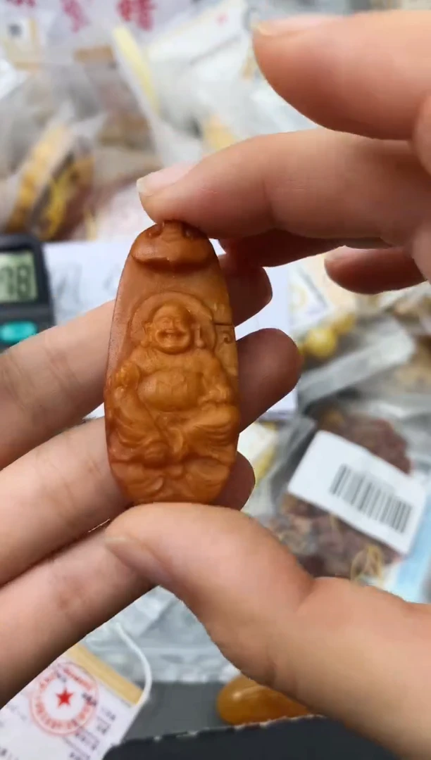未镶嵌琥珀珠宝奇石90