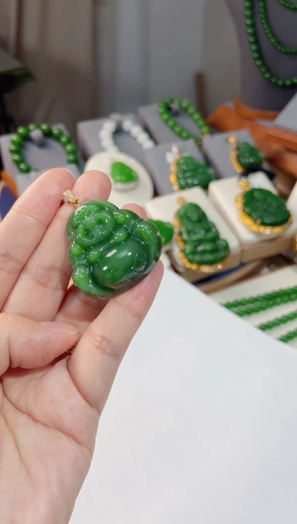颈饰18K金镶嵌和田玉肚里藏金 佛公