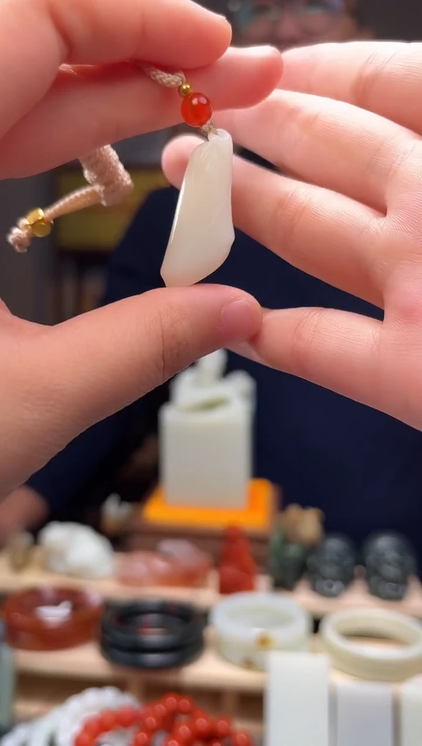 颈饰未镶嵌和田玉吊坠