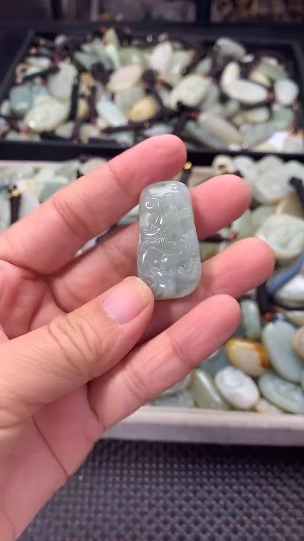 颈饰未镶嵌和田玉（多样性发一件）没有证书有瑕