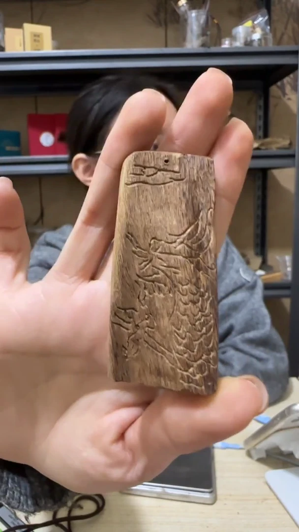 【闪购商品】沉香吊坠53号达拉干野料雕刻牌